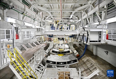 12月30日，建設(shè)者在青島膠州灣第二隧道工程南線主線隧道盾構(gòu)掘進(jìn)現(xiàn)場作業(yè)。新華社記者 李紫恒 攝