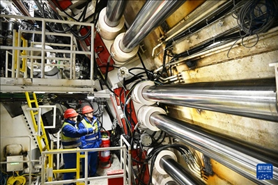 12月30日，中鐵十四局技術(shù)人員在盾構(gòu)掘進(jìn)開始前檢查“海天號”盾構(gòu)機。新華社記者 李紫恒 攝