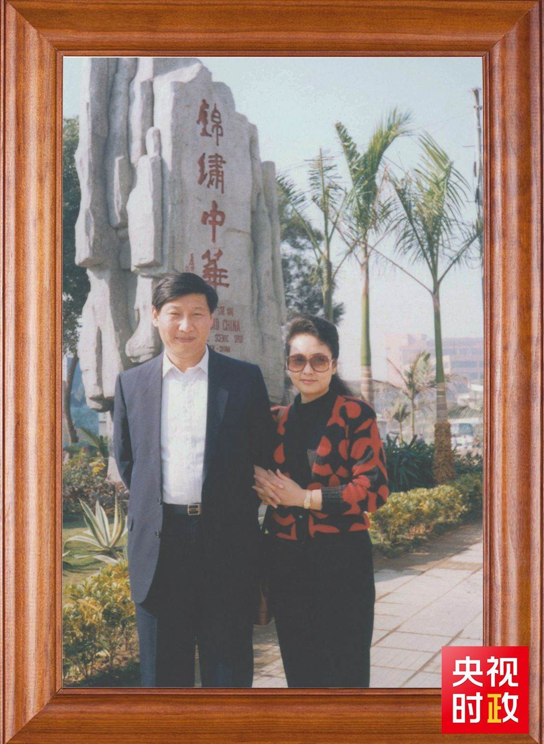 △這是習近平和夫人彭麗媛的合影。這張照片第一次出現(xiàn)在他的書架上。