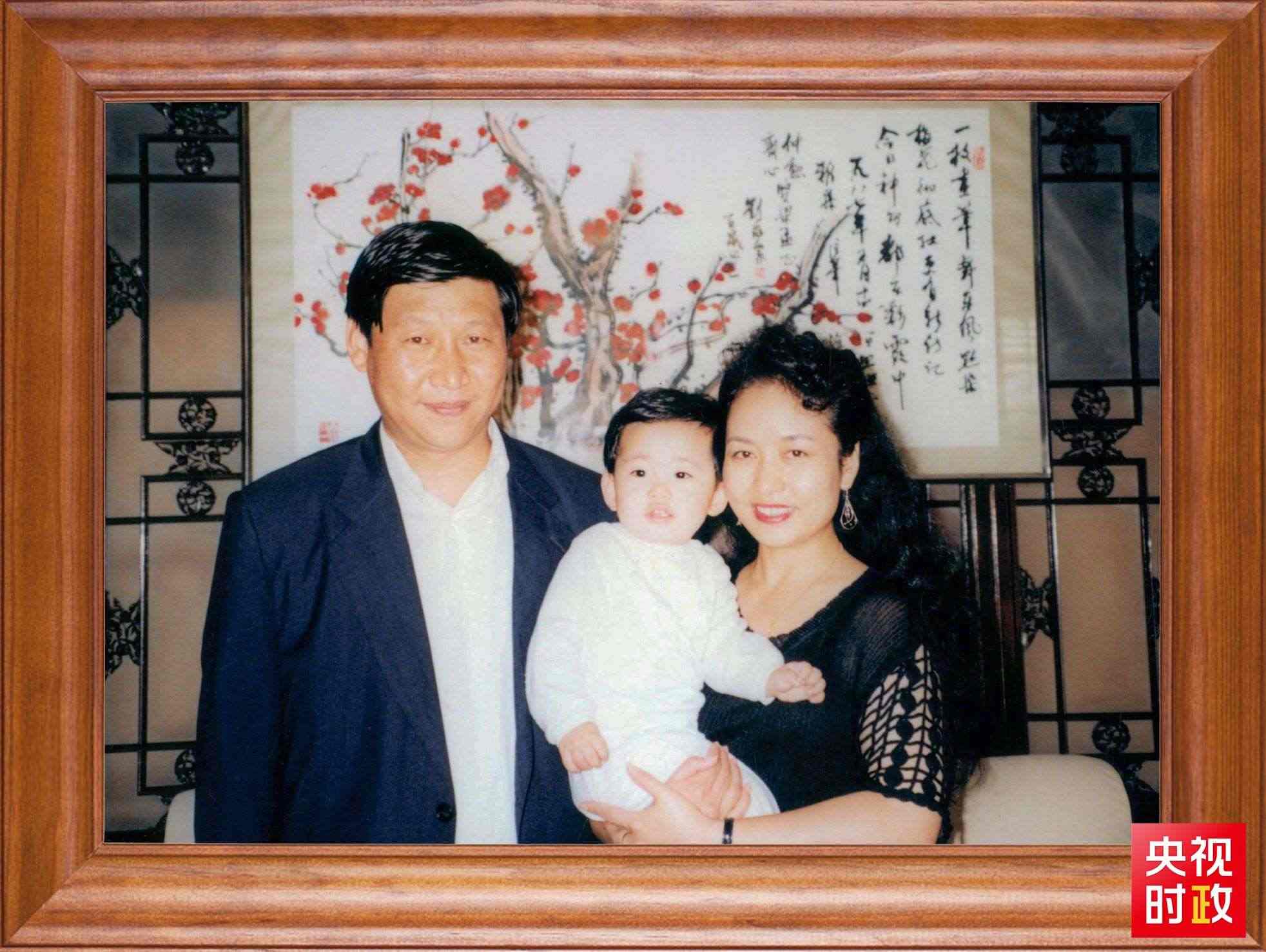 △這是習近平一家三口的合影。這張照片第一次出現(xiàn)在他的書架上。