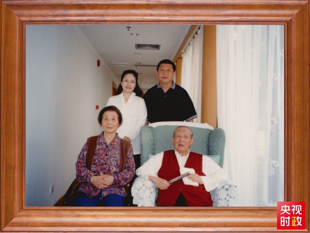 △這是習近平夫婦同父親習仲勛、母親齊心的合影。這張照片第一次出現(xiàn)在他的書架上。