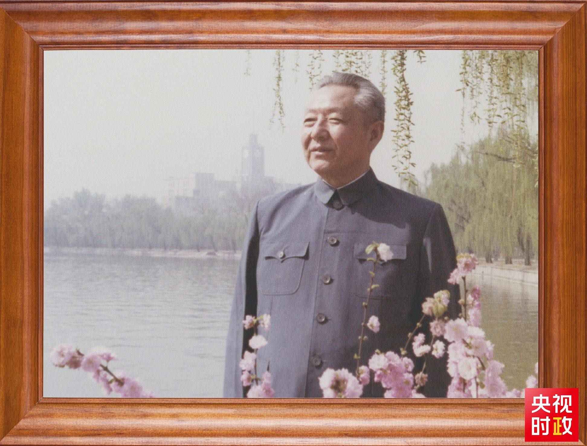 △這是習近平父親習仲勛同志的照片。2023年10月15日，是習仲勛同志誕辰110周年紀念日。這張照片第一次出現(xiàn)在他的書架上。