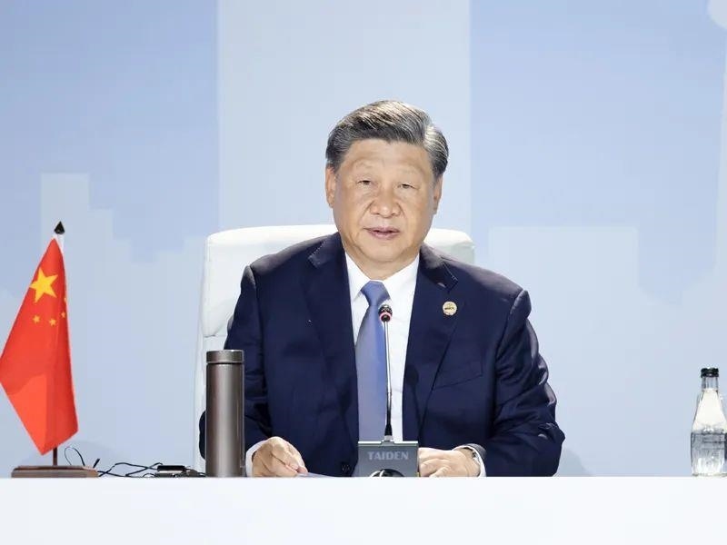 當?shù)貢r間8月24日，習近平主席在南非約翰內(nèi)斯堡出席金磚國家領導人第十五次會晤特別記者會。