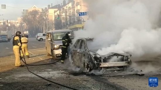 這張俄羅斯緊急情況部12月30日發(fā)布的視頻截圖顯示，在俄羅斯別爾哥羅德市，工作人員在現(xiàn)場(chǎng)救援。新華社發(fā)