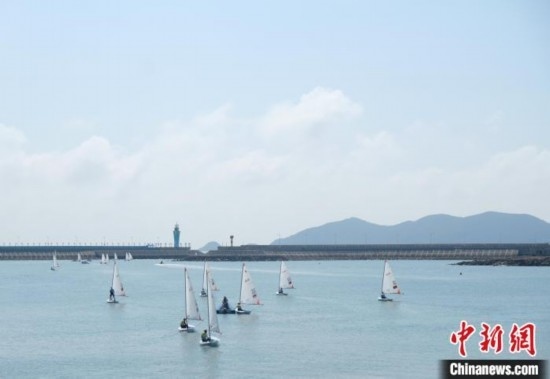 浙江象山，杭州亞運會帆船項目運動員揚帆起航。林波 攝