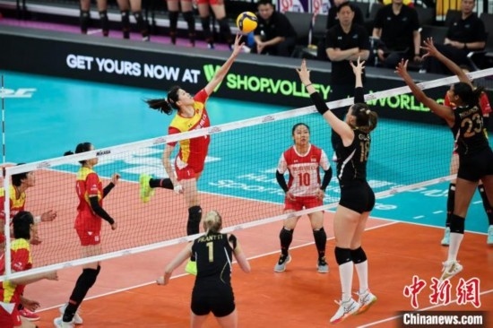 女排世俱杯賽場上，天津渤海銀行女排(紅)對陣巴西海灘女排(黑)。主辦方供圖