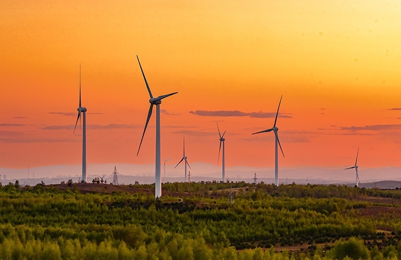 2023年5月23日清晨拍攝的內(nèi)蒙古興安盟烏蘭浩特市呼和馬場風(fēng)力光伏發(fā)電場內(nèi)的風(fēng)機(jī)。