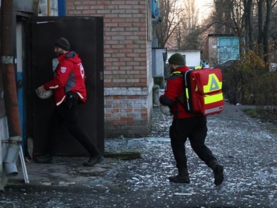  2023年11月25日，烏克蘭紅十字會救援人員在基輔市一棟遭空襲的居民樓實(shí)施清理和救助工作。新華社發(fā)（羅曼·佩圖什科夫攝）