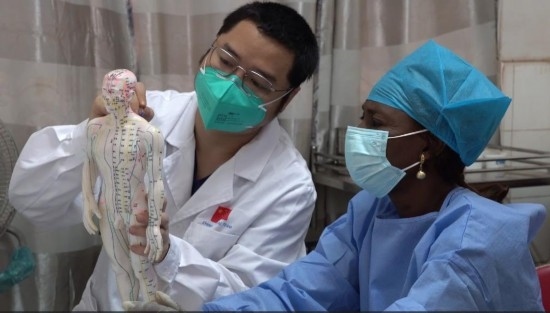 嘉興市中醫(yī)醫(yī)院郝亞波給當(dāng)?shù)刂种v解中醫(yī)經(jīng)絡(luò)。新華社發(fā)