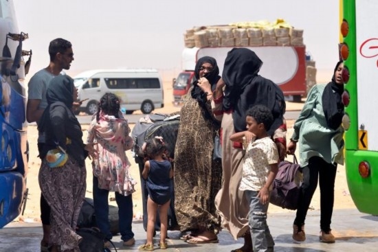  2023年4月27日，在埃及南部與蘇丹交界的阿爾根邊境口岸，人們離開蘇丹進(jìn)入埃及境內(nèi)。新華社發(fā)（拉德萬攝）