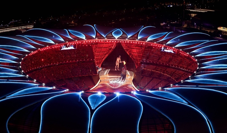 2023年9月23日，最后一棒火炬手汪順和數(shù)字火炬手在杭州亞運(yùn)會(huì)開(kāi)幕式上點(diǎn)燃主火炬。新華社記者 程婷婷 攝