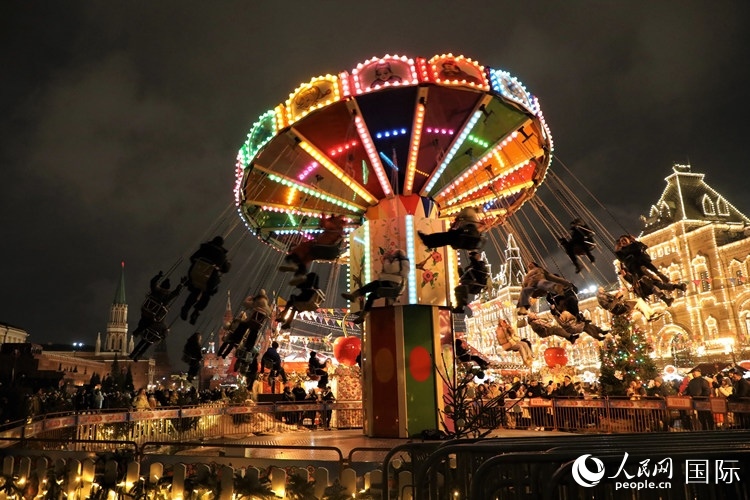 位于莫斯科紅場中央的“古姆”新年集市。人民網(wǎng)記者 隋鑫攝