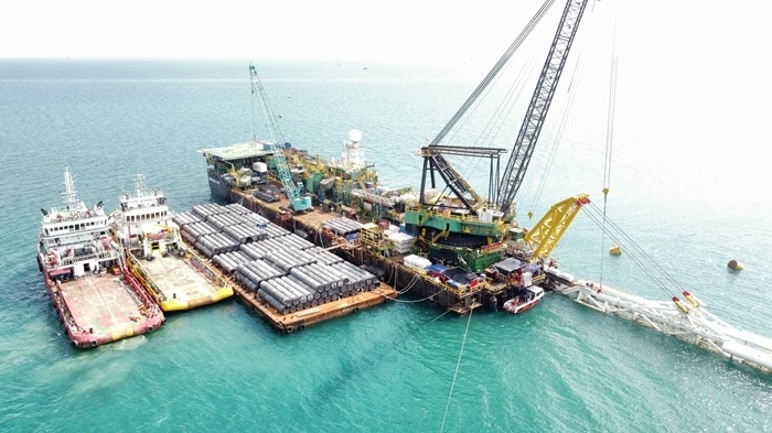 印尼拉維拉維項目52英寸海管拖拉頭準(zhǔn)確抵達(dá)登陸點。主辦方供圖