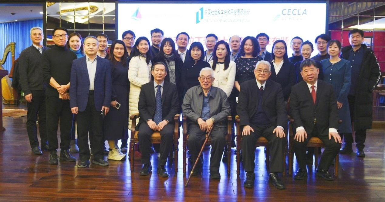 與會(huì)專家學(xué)者舉行合影。主辦方供圖