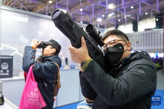 1月6日，觀眾在警營開放周活動(dòng)現(xiàn)場(chǎng)體驗(yàn)警用激光炫目槍。