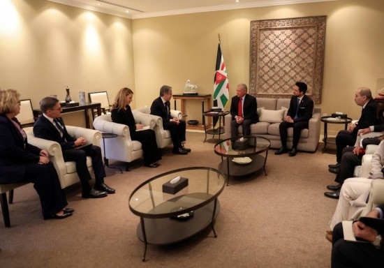 1月7日，約旦國王阿卜杜拉二世（中右）在安曼會(huì)見到訪的美國國務(wù)卿布林肯（中左）。新華社發(fā)（約旦王宮供圖）