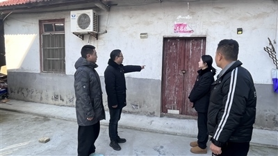  圖②：法官勘察訟爭(zhēng)房產(chǎn)。