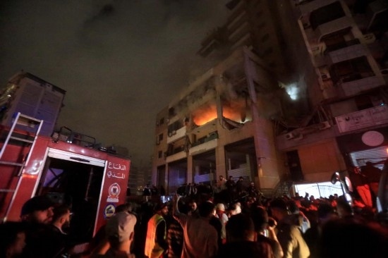1月2日，人們聚集在黎巴嫩貝魯特南郊的以色列無人機襲擊現(xiàn)場。新華社發(fā)（比拉爾·賈維希攝）