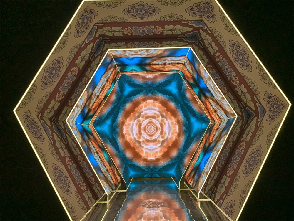 中國國家博物館“華彩萬象——石窟藝術(shù)沉浸體驗(yàn)”現(xiàn)場。人民網(wǎng)記者 韋衍行攝