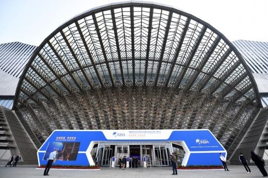 2023年10月30日，參會嘉賓步入長沙國際會議中心。當日，以“全球發(fā)展 共享安全”為主題的博鰲亞洲論壇全球經(jīng)濟發(fā)展與安全論壇第二屆大會在湖南長沙開幕。新華社記者 陳振海 攝