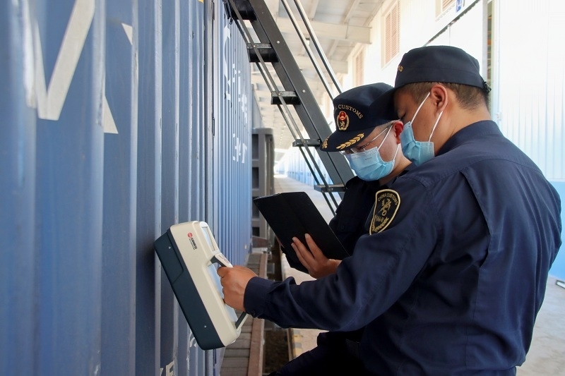 海關(guān)關(guān)員使用手持式輻射探測(cè)儀對(duì)中老鐵路入境貨物進(jìn)行檢測(cè)。張釋巍攝