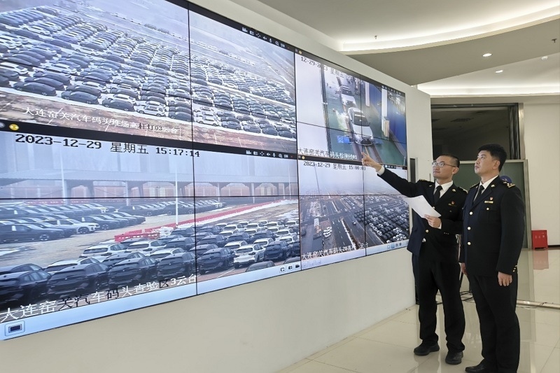 海關(guān)關(guān)員視頻巡查出口汽車(chē)場(chǎng)地。李進(jìn)攝
