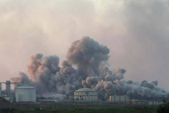  這是1月6日從加沙邊境以色列一側(cè)拍攝的加沙北部遭襲情況。新華社發(fā)（伊蘭·阿薩亞格攝/基尼圖片社）