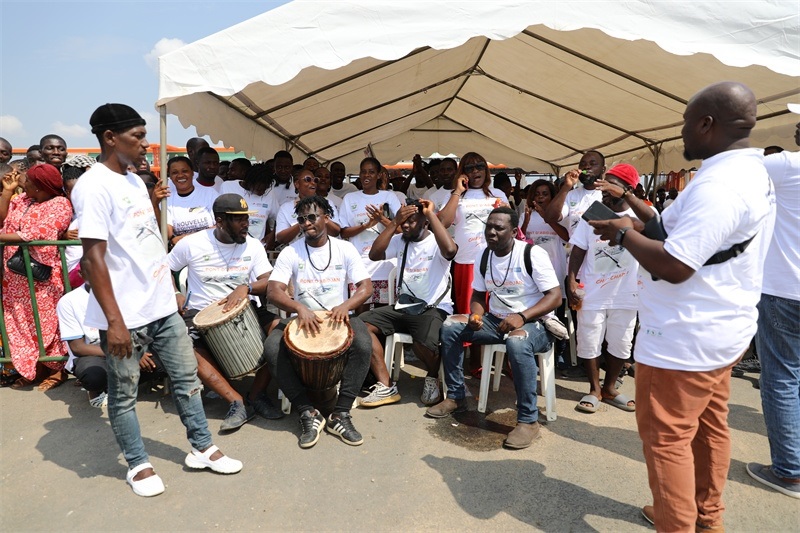 當(dāng)?shù)孛癖姂c祝通車。中建國際中西非公司供圖。