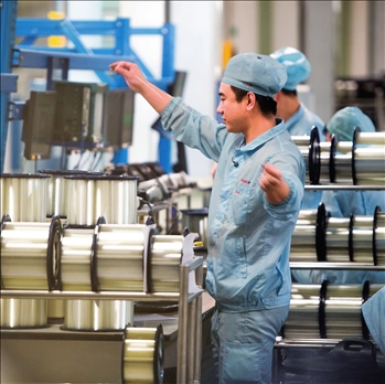 在位于武漢的長飛光纖光纜股份有限公司光纖生產(chǎn)車間內(nèi)，工作人員對光纖進(jìn)行檢測（資料圖片）。肖藝九攝/本刊