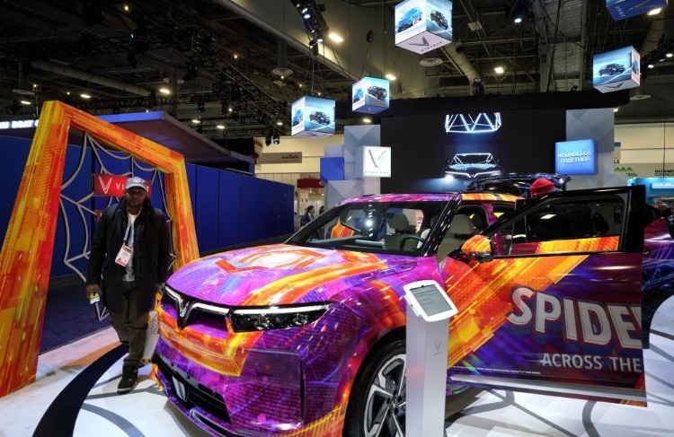 1月11日，人們?cè)诿绹?guó)拉斯維加斯消費(fèi)電子展越南電動(dòng)汽車制造商VinFast展臺(tái)參觀。新華社記者吳曉凌攝