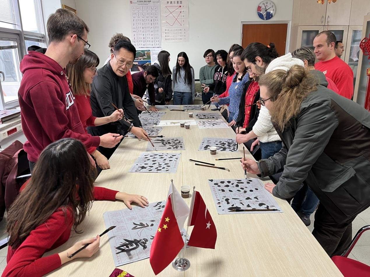 學生體驗書法。中東技術大學孔院供圖