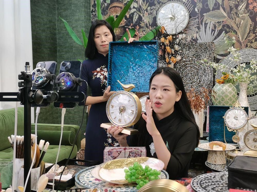 △在廣西防城港東興市一個(gè)電商直播間里，主播在進(jìn)行活動(dòng)推介。