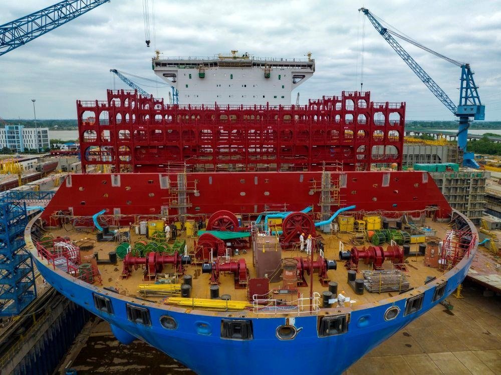 △2023年5月7日，江蘇揚(yáng)州中遠(yuǎn)海運(yùn)重工有限公司工人在作業(yè)。