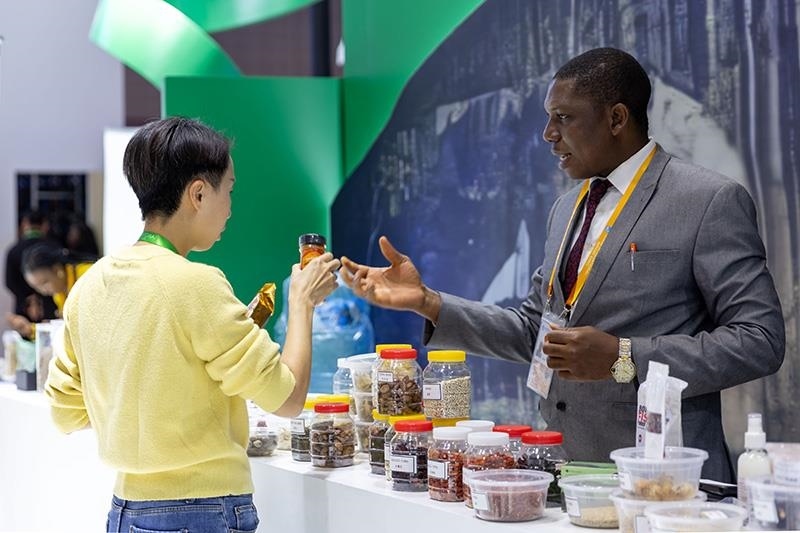 △2023年11月7日，在進(jìn)博會(huì)國(guó)家館尼日利亞館，展商介紹尼日利亞產(chǎn)品。