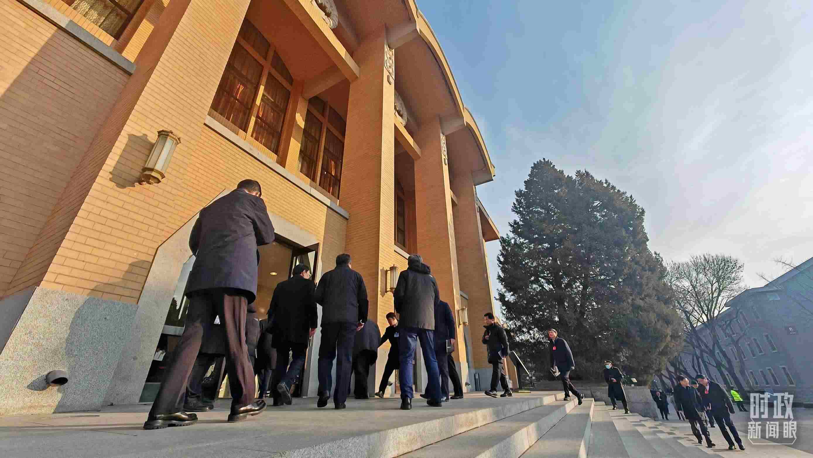 △省部級(jí)主要領(lǐng)導(dǎo)干部推動(dòng)金融高質(zhì)量發(fā)展專題研討班的學(xué)員們正在進(jìn)入會(huì)場。（總臺(tái)央視記者王策拍攝）