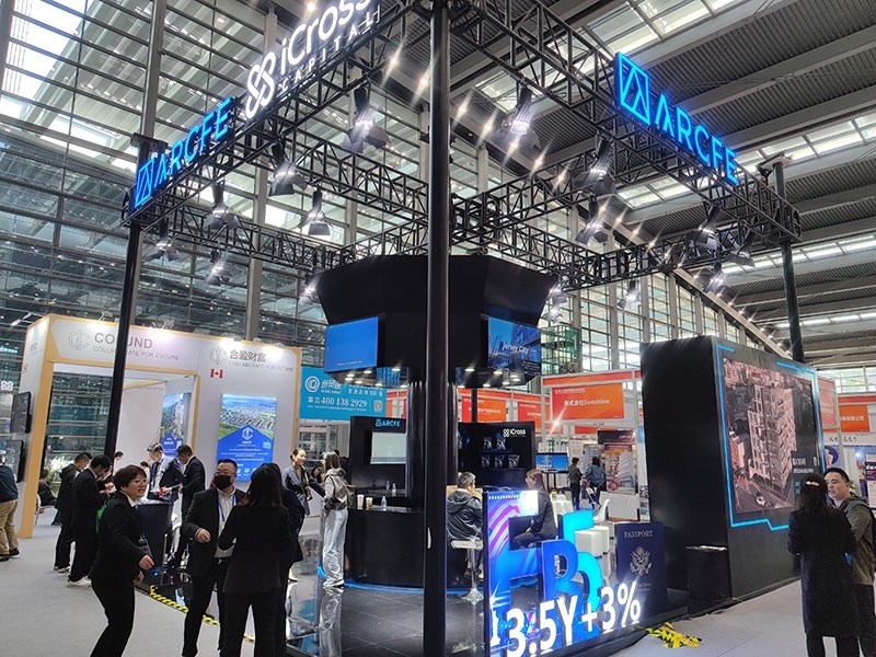 2023年12月16日，第十七屆深圳國際金融博覽會(huì)在深圳會(huì)展中心開幕，近300家金融機(jī)構(gòu)和企業(yè)攜手多款金融產(chǎn)品集中亮相。