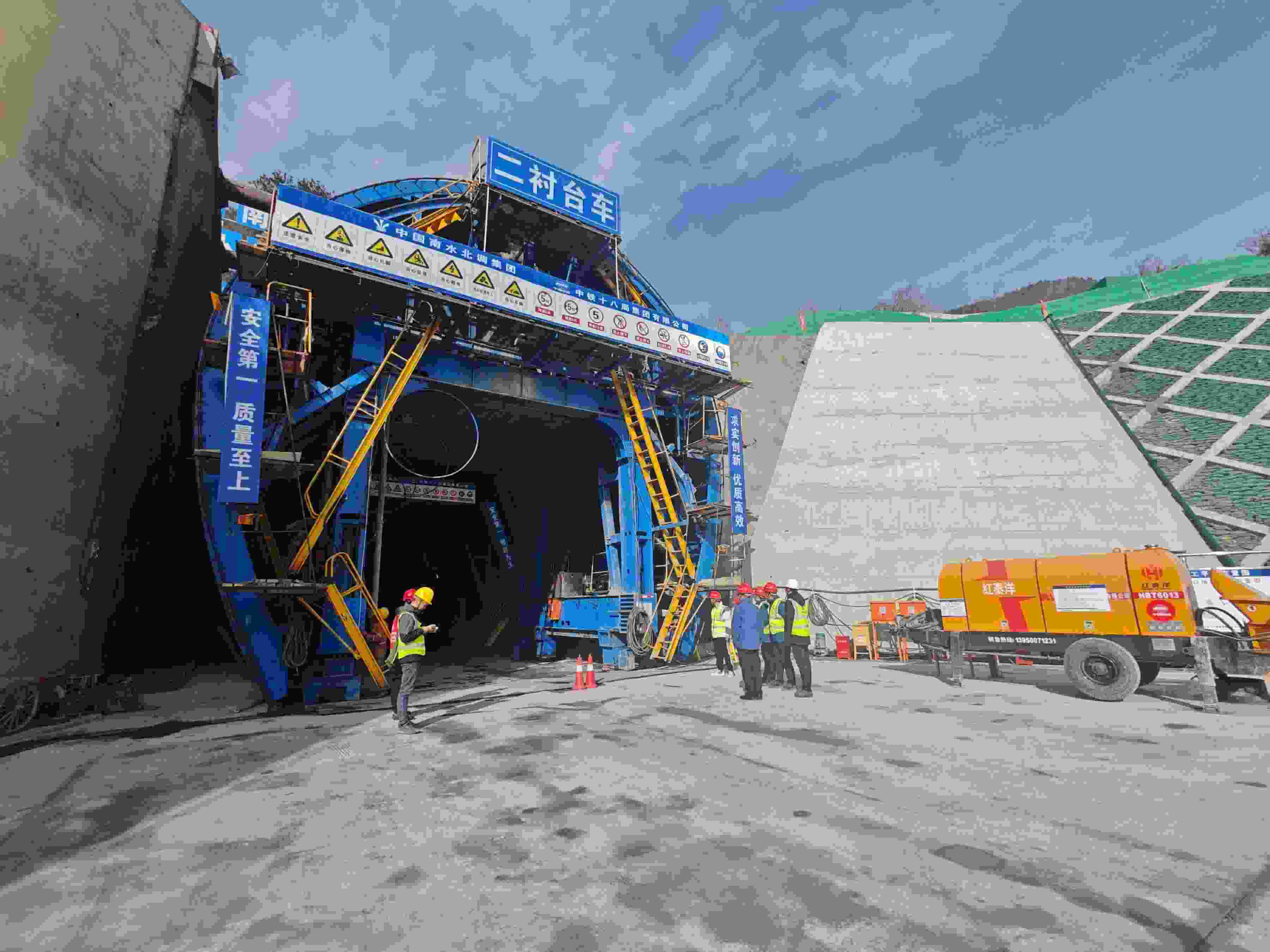 湖北省襄陽市?？悼h馬良鎮(zhèn)的引江補(bǔ)漢工程輸水隧洞8號(hào)平洞施工現(xiàn)場(chǎng)。受訪者供圖