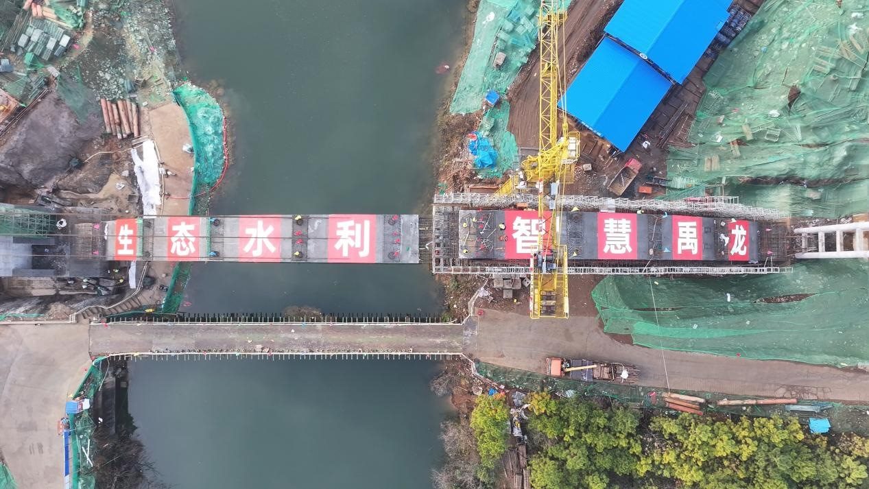 漳河灌區(qū)響水洞渡槽轉(zhuǎn)體合龍。受訪者供圖