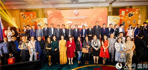 出席駐菲律賓使館2024年新年媒體沙龍部分嘉賓代表合影。人民網(wǎng)記者樊帆 攝