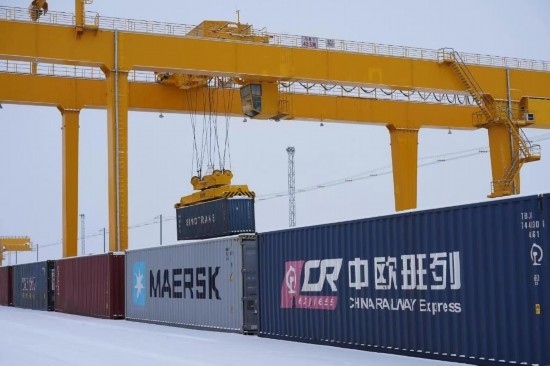 霍爾果斯口岸鐵路換裝場(chǎng)內(nèi)正在進(jìn)行集裝箱換裝作業(yè)。（受訪單位供圖）