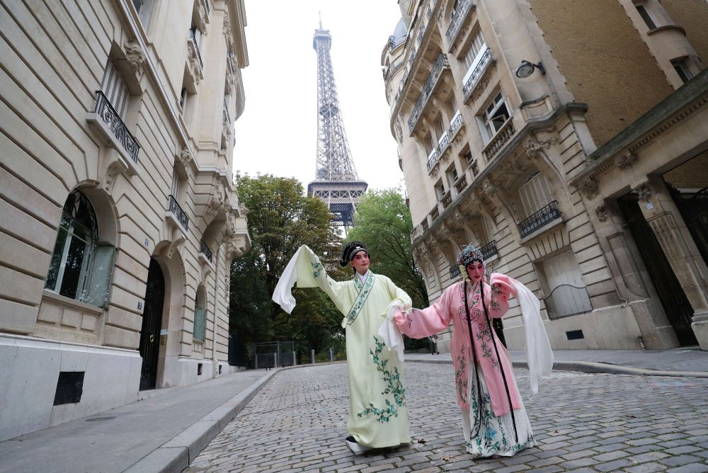 2023年9月13日，江蘇省演藝集團昆劇院院長施夏明（左）和江蘇省演藝集團昆劇院國家一級演員孔愛萍在法國巴黎埃菲爾鐵塔附近參加昆曲快閃。新華社記者 高靜 攝