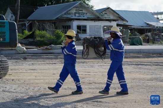 1月18日，工作人員在瑙魯艾沃港碼頭升級(jí)改造項(xiàng)目工地工作。新華社記者 王申 攝