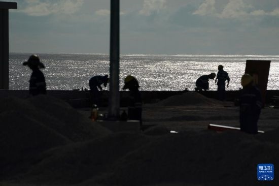 1月18日，工作人員在瑙魯艾沃港碼頭升級(jí)改造項(xiàng)目工地工作。新華社記者 王申 攝