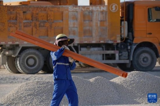 1月18日，工作人員在瑙魯艾沃港碼頭升級(jí)改造項(xiàng)目工地工作。新華社記者 王申 攝