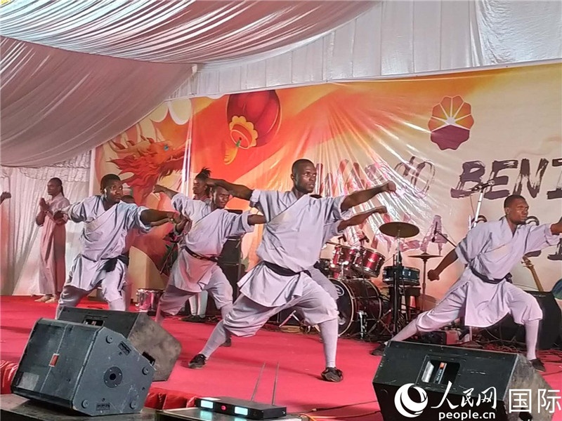 貝寧中國(guó)文化中心武術(shù)隊(duì)在進(jìn)行表演。人民網(wǎng)記者 黃培昭攝