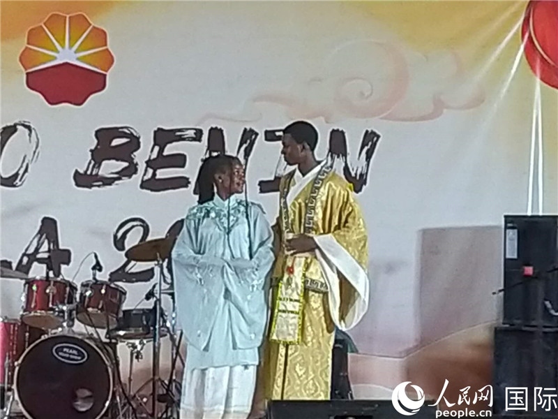 孔子學(xué)院的中國(guó)時(shí)裝秀表演。人民網(wǎng)記者 黃培昭攝