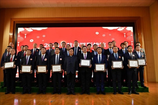 張漢暉為獲獎(jiǎng)單位和個(gè)人頒發(fā)獎(jiǎng)狀。駐俄羅斯使館供圖