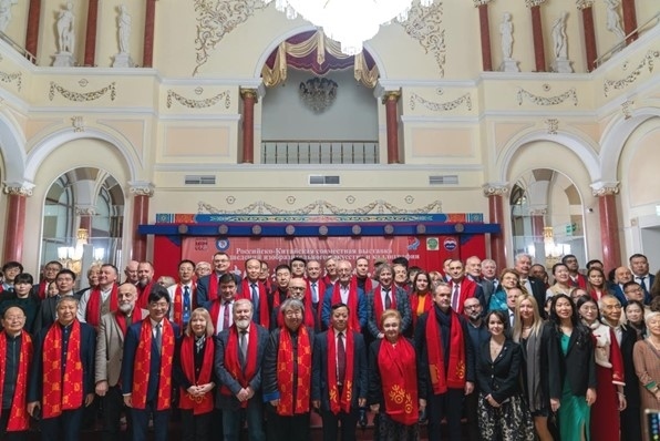 中俄書法美術(shù)作品聯(lián)展與會來賓共同合影留念。駐俄羅斯使館供圖