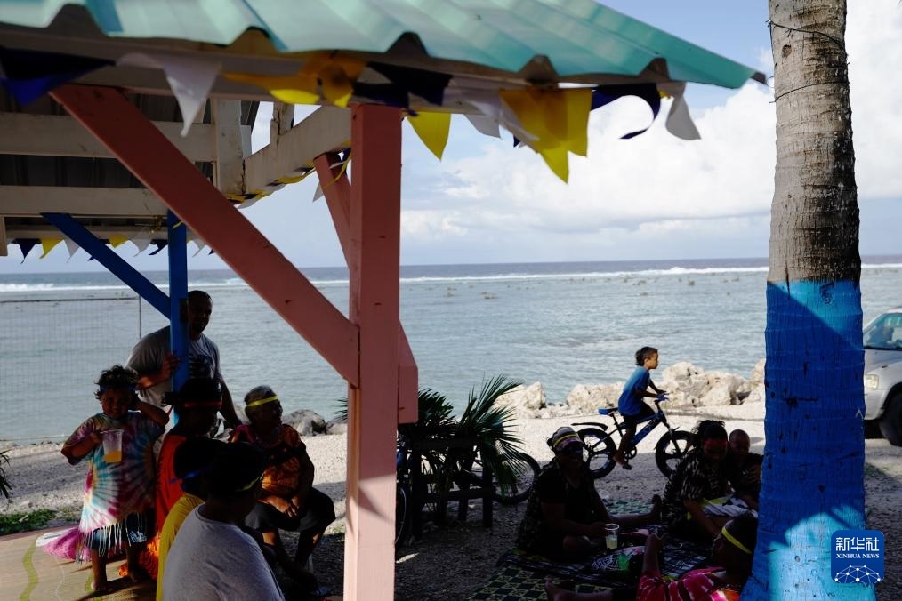 1月20日，當?shù)厝嗽阼斠惶幒┬蓍e娛樂。新華社記者 王申 攝