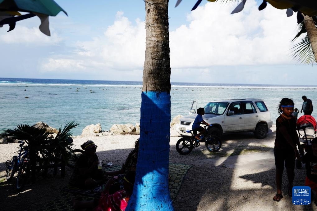 1月20日，當?shù)厝嗽阼斠惶幒┬蓍e娛樂。新華社記者 王申 攝